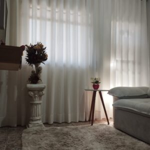 CORTINA VOIL LISO NO ILHÓS (P/ BASTÃO)