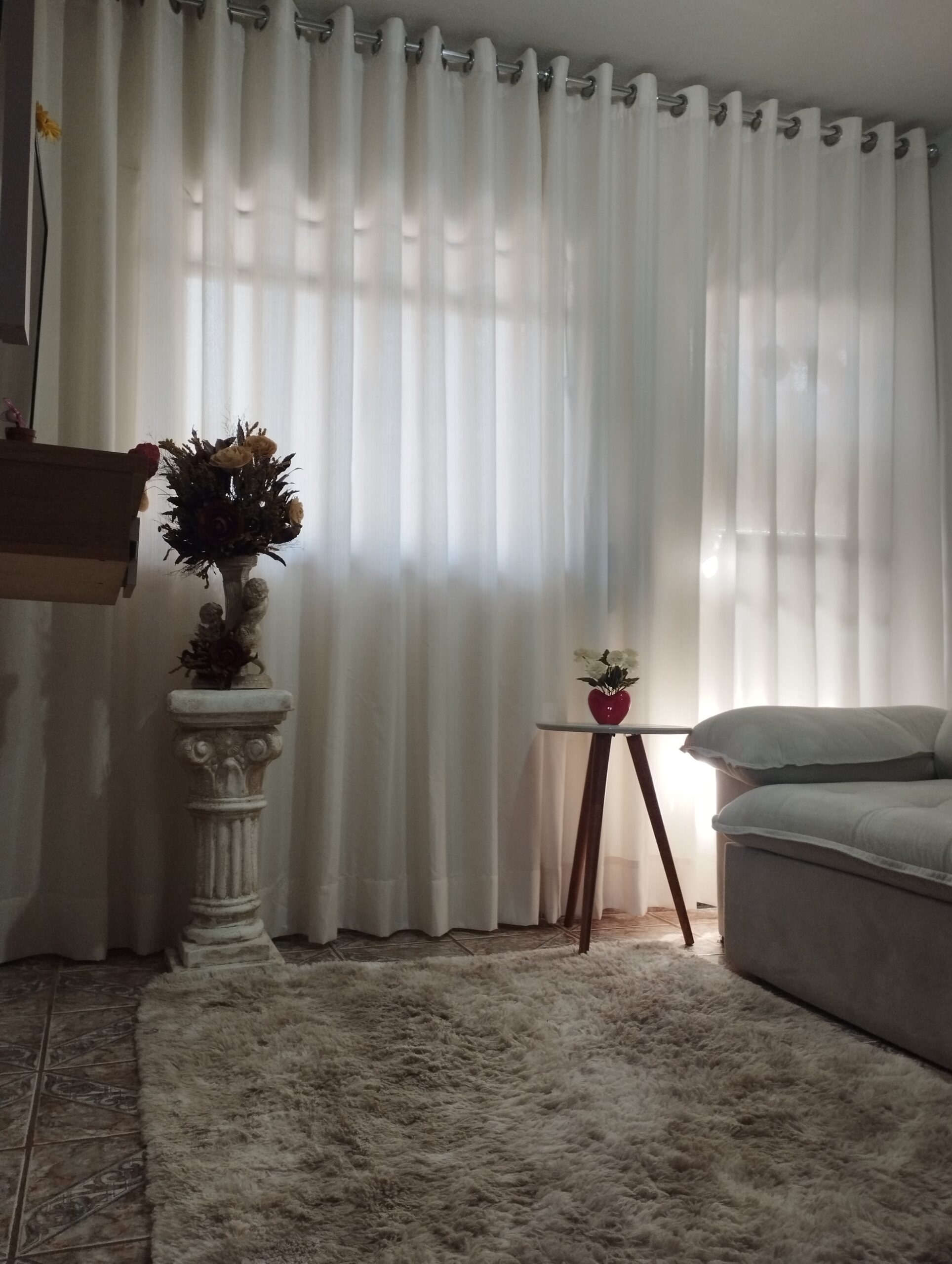 CORTINA VOIL LISO NO ILHÓS (P/ BASTÃO)