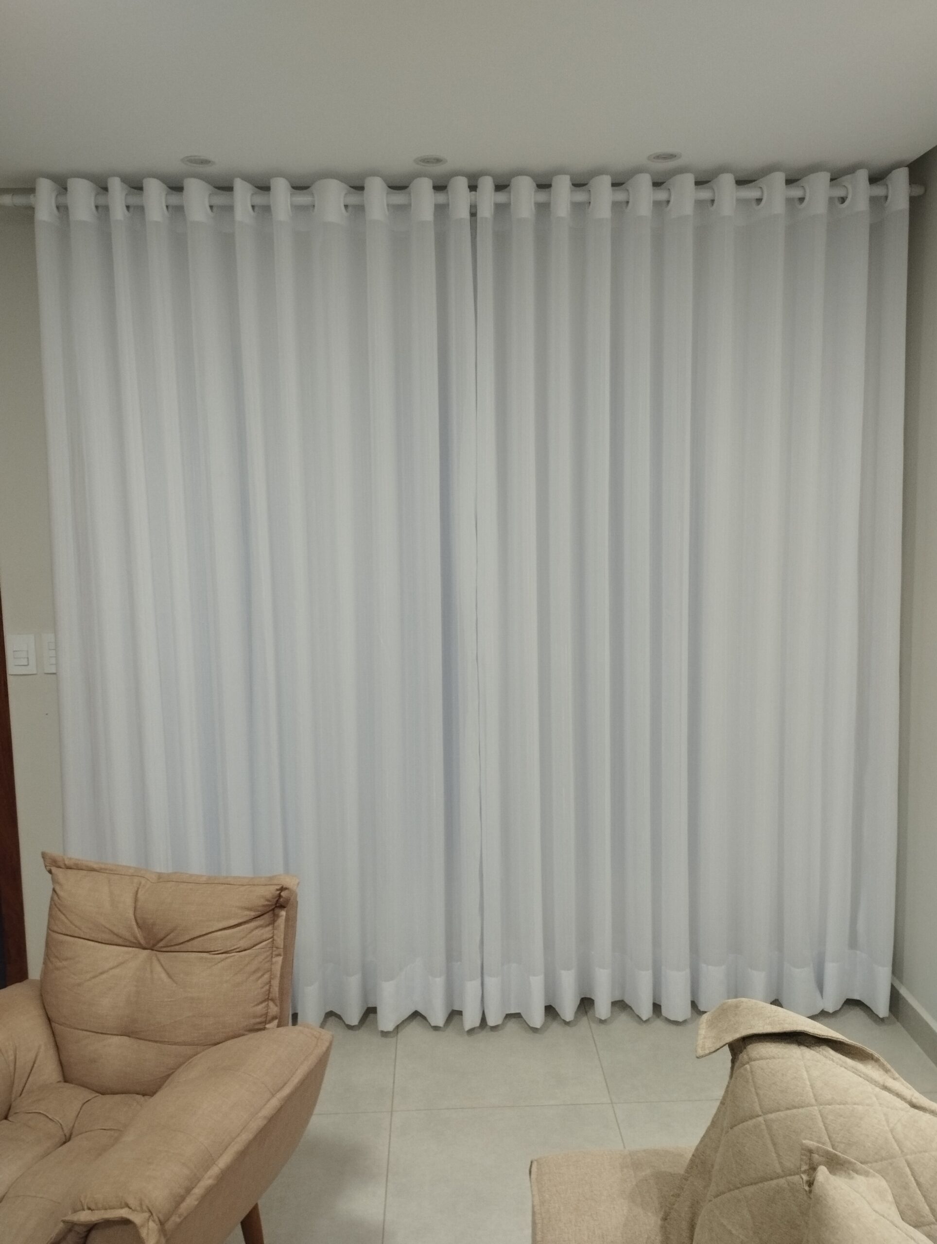 CORTINA VOIL LISO NO ILHOS C/ BLACKOUT 100% (P/ BASTÃO DUPLO)