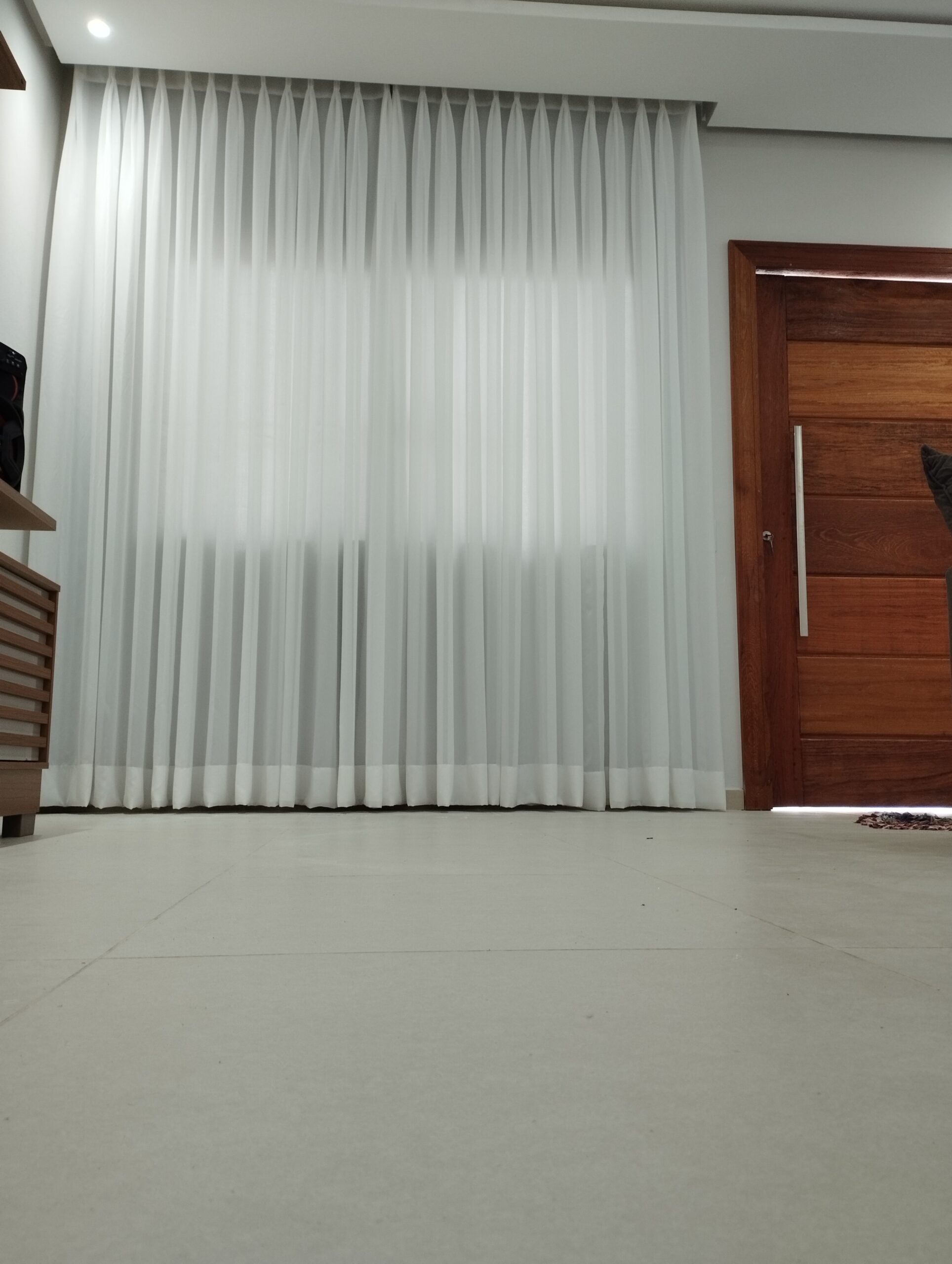 CORTINA VOIL LISO PREGUEADA C/ BLACKOUT 70% (P/ TRILHO OU TUBO TRILHO)