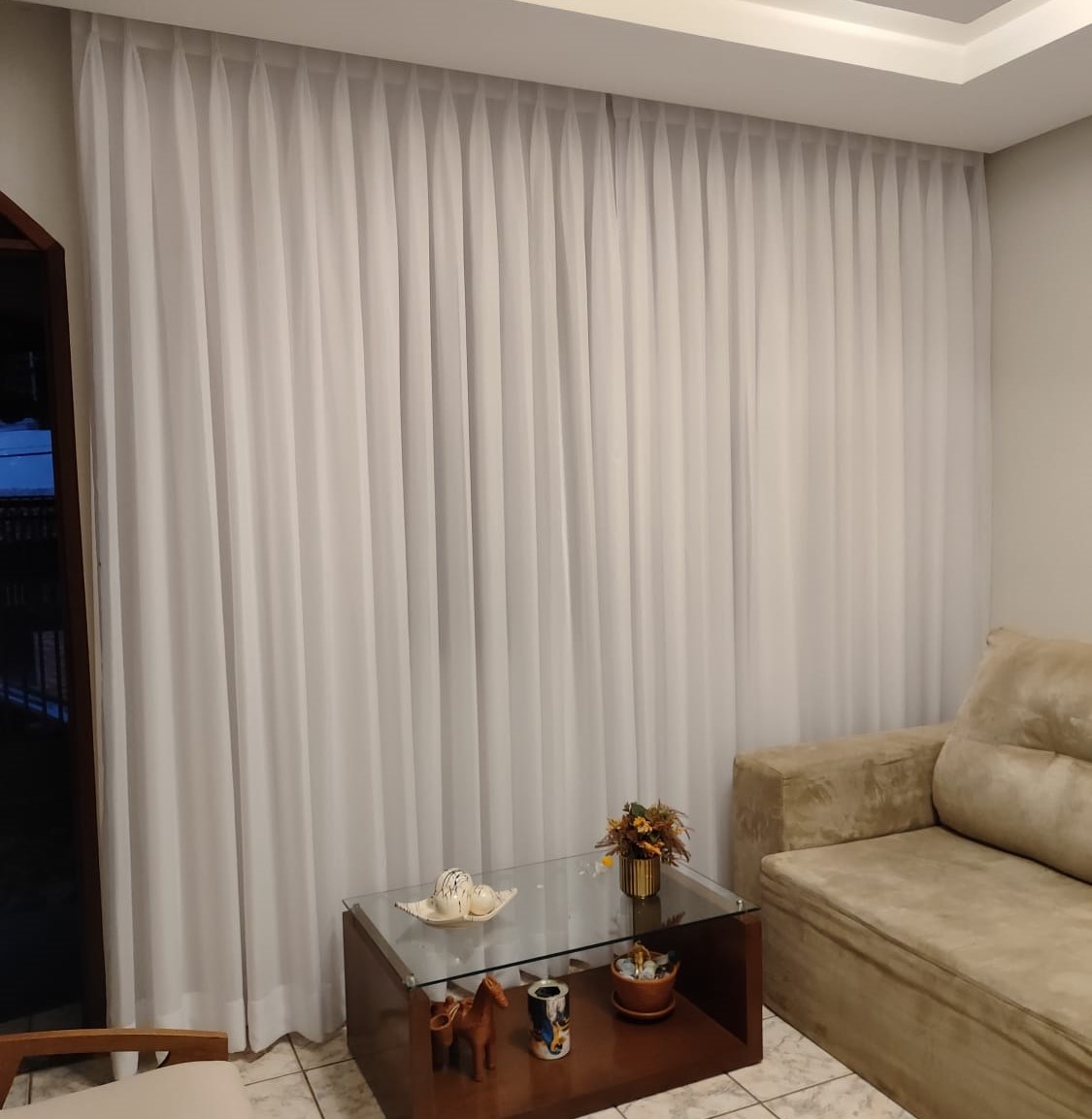 CORTINA VOIL LISO PREGUEADA C/ BLACKOUT 100% (P/ TRILHO OU TUBO TRILHO)